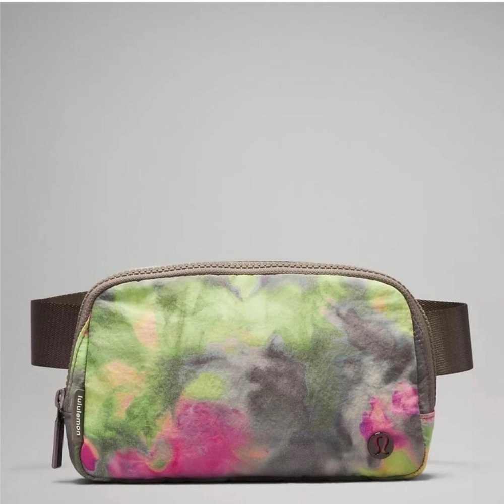 Lululemon Everywhere Belt Bag 1L- Hyper Dye Multi/Rover